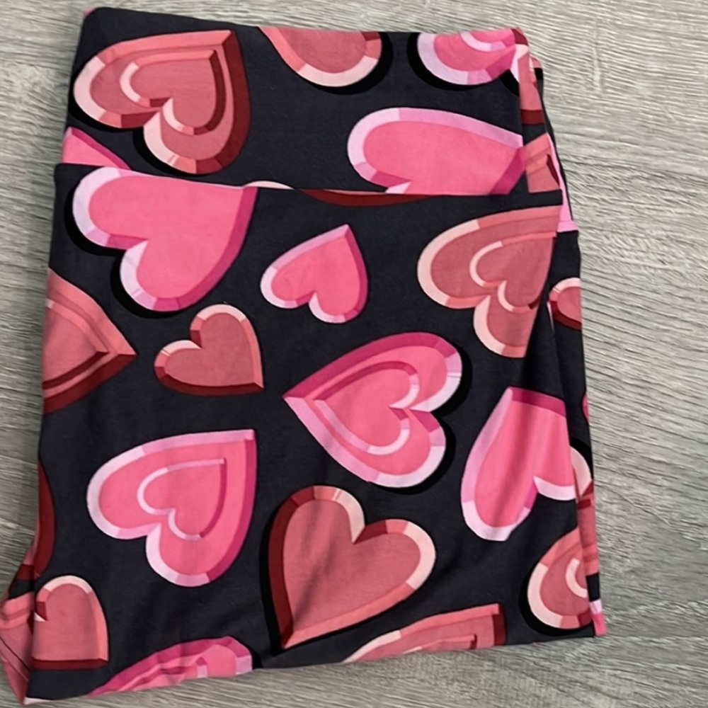 LULAROE  HEART LEGGINGS SIZE TC